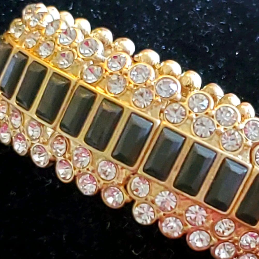 Lia Sophia Modelina stretch bracelet goldtone